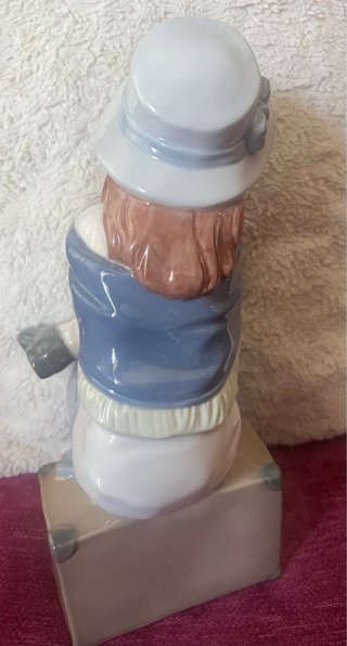 Figura porcelana niña pensativa con sombrero