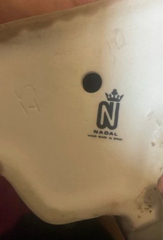 Figura porcelana niña pensativa con sombrero