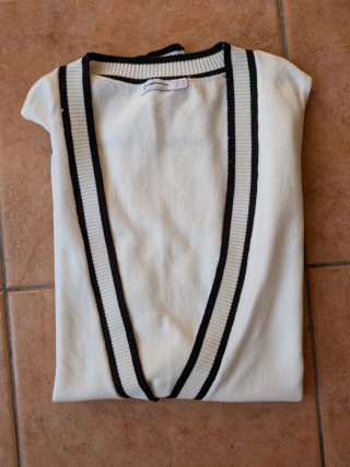 Chaleco blanco con ribetes negros