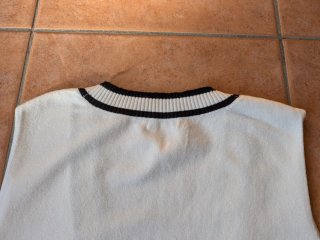 Chaleco blanco con ribetes negros