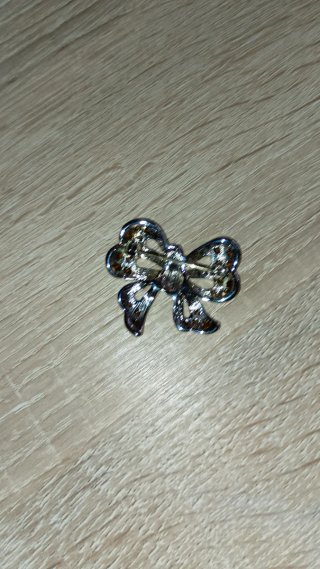 Spilla a forma di farfalla con strass