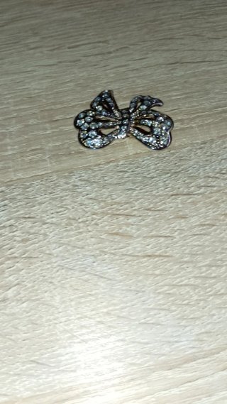 Spilla a forma di farfalla con strass
