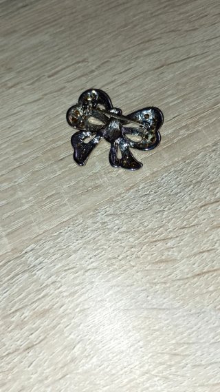Spilla a forma di farfalla con strass