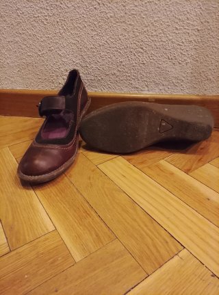 Zapatos tipo merceditas de piel con cuña