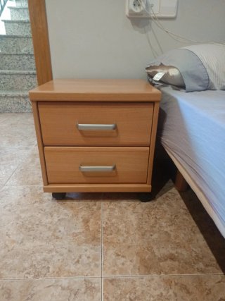 Mesita de noche de madera
