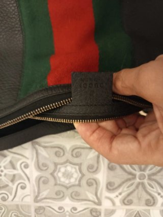 Borsa a spalla Gucci nera con banda rossa e verde.