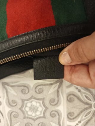 Borsa a spalla Gucci nera con banda rossa e verde.