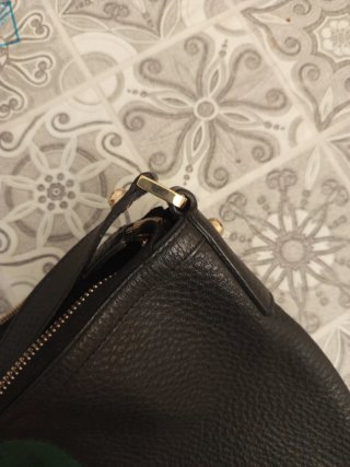 Borsa a spalla Gucci nera con banda rossa e verde.