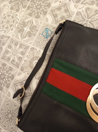 Borsa a spalla Gucci nera con banda rossa e verde.
