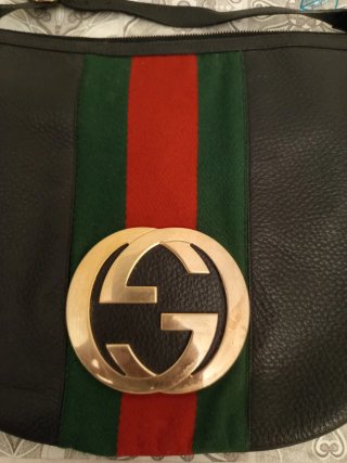 Borsa a spalla Gucci nera con banda rossa e verde.