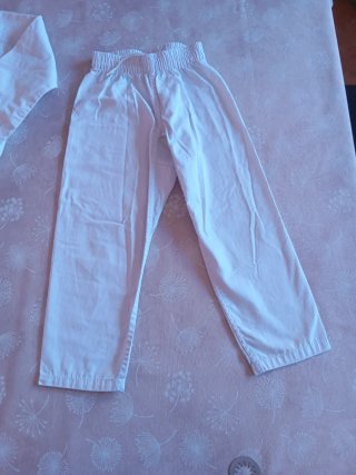 Kimono blanco artes marciales y puños