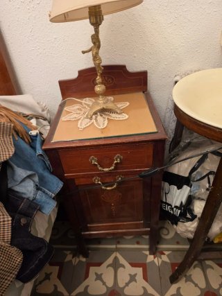 Armario de madera con espejos