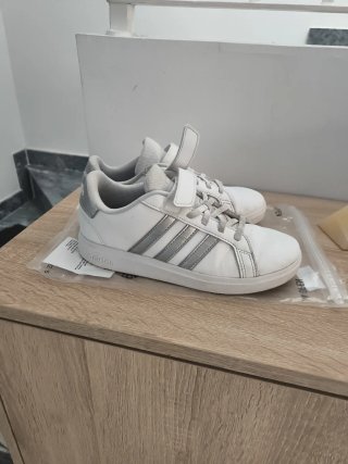 Zapatillas Adidas Blancas y Plateadas Talla 35