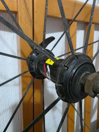 Rueda delantera Mavic Aksium 700