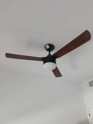 Ventilador de techo con palas de madera