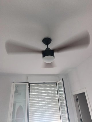 Ventilador de techo con palas de madera
