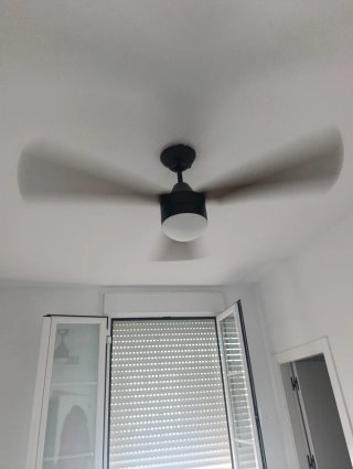 Ventilador de techo con palas de madera