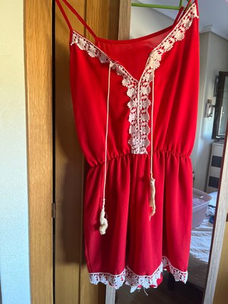 Mono corto rojo con bordado blanco