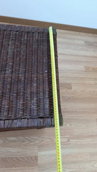 Baúl de mimbre marrón con cierre