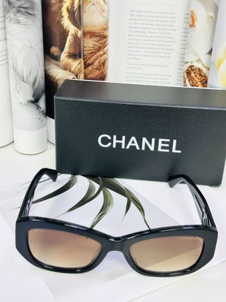 Gafas de sol Chanel negras y marrones
