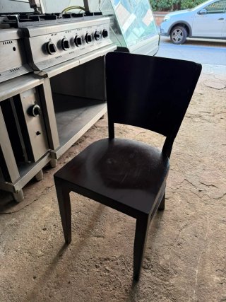 Silla negra de madera