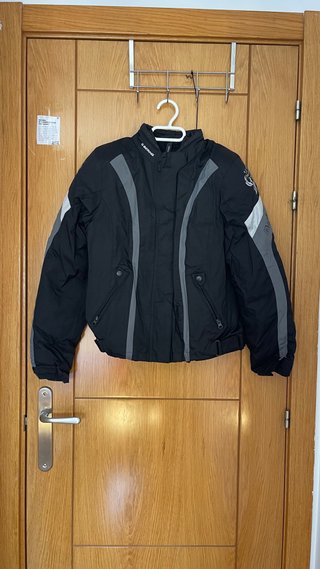 Chaqueta de moto negra y gris de la marca Bering