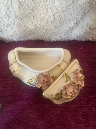 Lote de figuras y cajas de porcelana