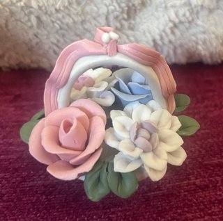 Lote de figuras y cajas de porcelana