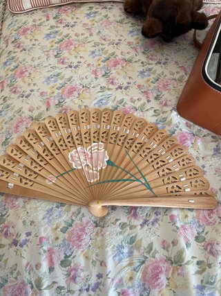 Abanico de madera con flor pintada