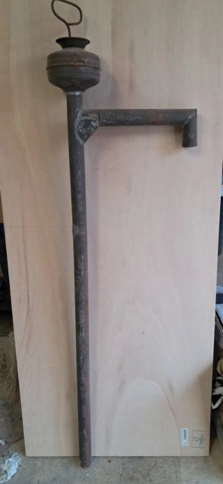 Bomba de hierro antigua