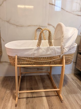 Moisés de mimbre con soporte de madera