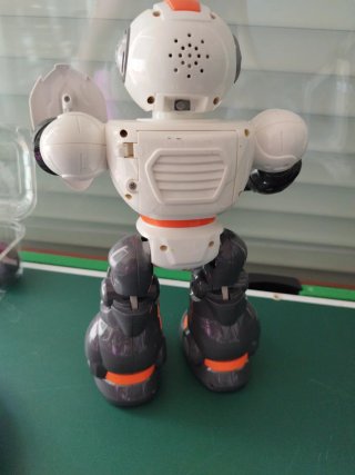 Robot de juguete con escudo y pistola
