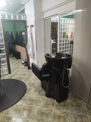 Alquilo silla / sillón de barbería / peluquería.