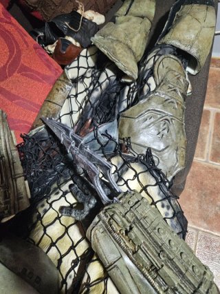 Traje Cosplay Predator Negro y Dorado