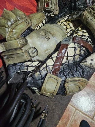 Traje Cosplay Predator Negro y Dorado