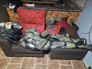 Traje Cosplay Predator Negro y Dorado