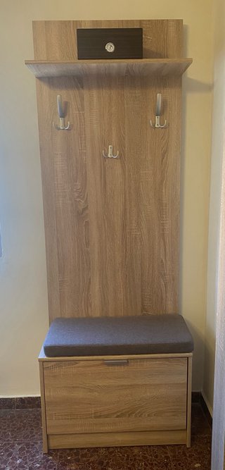 Mueble recibidor con perchas y zapatera