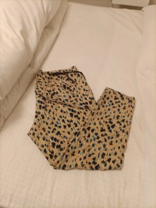 Pantalón estampado beige y multicolor