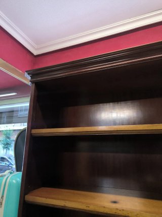 Estantería de madera oscura