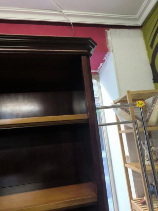 Estantería de madera oscura