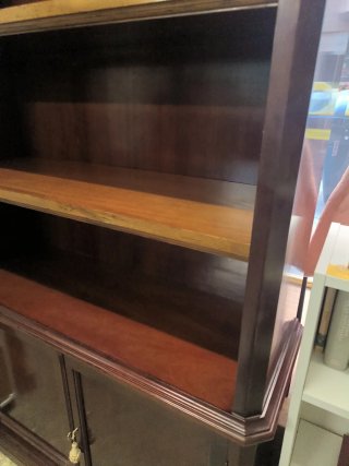 Estantería de madera oscura