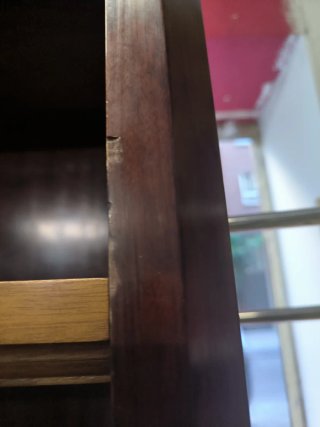 Estantería de madera oscura