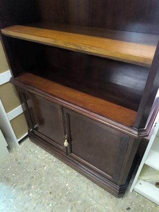 Estantería de madera oscura