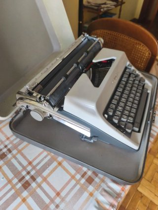 Máquina de escribir Olympia con maleta