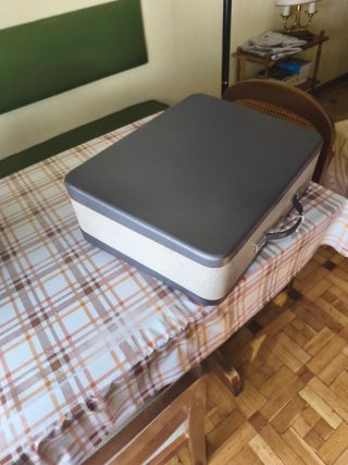 Máquina de escribir Olympia con maleta