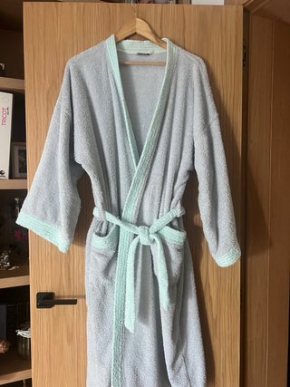 2 Albornoces Grises con Detalles Rosa y Menta