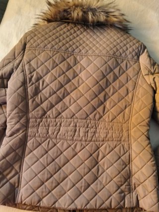 Chaquetón Cortefiel Beige con Cuello Piel.