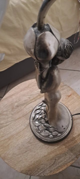 Lampada da comodino design donna argento