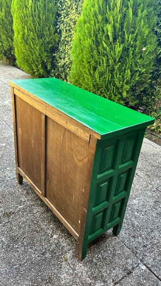 Cómoda verde de madera