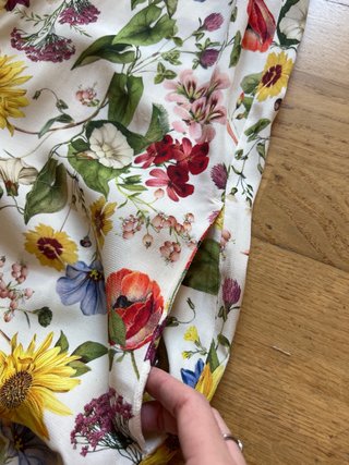 Mono floral blanco y multicolor